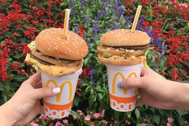 Gắn bánh hamburger lên nắp cốc nước ngọt, việc ít ai ngờ lại gây bão cộng đồng mạng ở Nhật Bản - Ảnh 2.