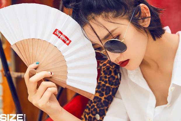 Có ai ngờ quạt giấy mà các cụ vẫn dùng nay lại là phụ kiện thời trang sang chảnh nhất hè này - Ảnh 10. Có ai ngờ quạt giấy mà các cụ vẫn dùng nay lại là phụ kiện thời trang sang chảnh nhất hè này - Ảnh 10.