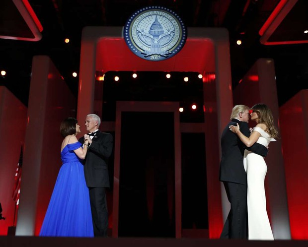 Vợ chồng Tổng thống Donald Trump tình tứ trong dạ tiệc khiêu vũ mừng lễ nhậm chức - Ảnh 6.