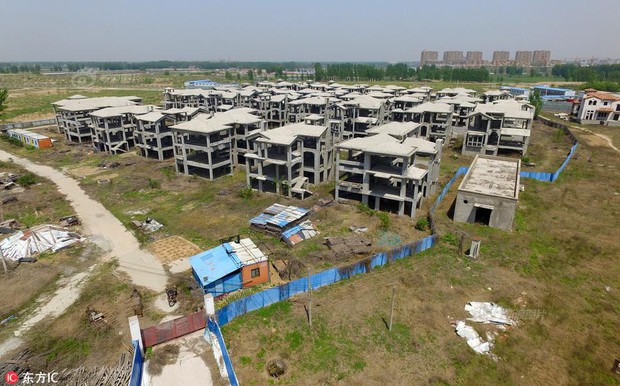 Tiếc ngẩn tiếc ngơ trước lô biệt thự tuyệt đẹp, giá bạc tỷ nhưng lại đen đủi hóa thành phố ma ở Trung Quốc - Ảnh 10.