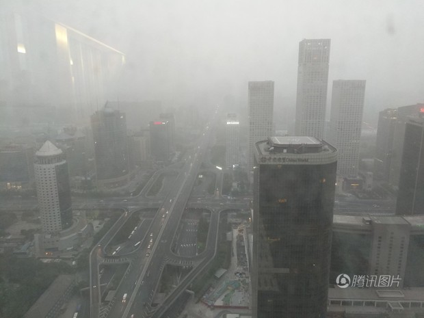 Chùm ảnh: Nhiều thành phố của Trung Quốc bị nhấn chìm trong cát bụi kỷ lục - Ảnh 2.