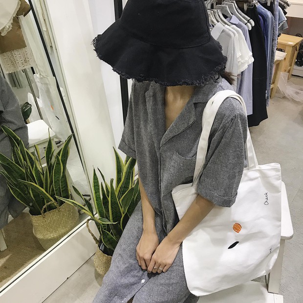 Mũ tai bèo hết hot, các cô nàng lại chuyển sang mũ tai bèo vành rộng hay ho và trendy hơn bội phần - Ảnh 12. Mũ tai bèo hết hot, các cô nàng lại chuyển sang mũ tai bèo vành rộng hay ho và trendy hơn bội phần - Ảnh 12.
