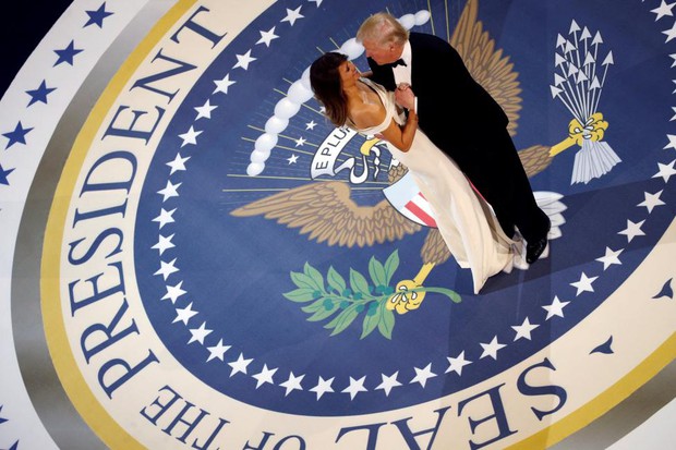 13 hình ảnh ấn tượng nhất của Đệ nhất phu nhân Mỹ Melania Trump kể từ sau lễ nhậm chức của chồng - Ảnh 23.