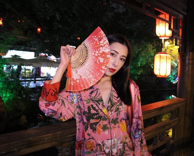 Có ai ngờ quạt giấy mà các cụ vẫn dùng nay lại là phụ kiện thời trang sang chảnh nhất hè này - Ảnh 12. Có ai ngờ quạt giấy mà các cụ vẫn dùng nay lại là phụ kiện thời trang sang chảnh nhất hè này - Ảnh 12.