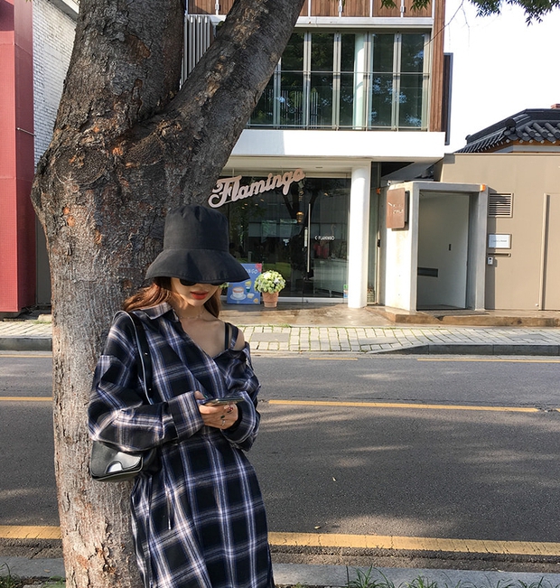 Mũ tai bèo hết hot, các cô nàng lại chuyển sang mũ tai bèo vành rộng hay ho và trendy hơn bội phần - Ảnh 14. Mũ tai bèo hết hot, các cô nàng lại chuyển sang mũ tai bèo vành rộng hay ho và trendy hơn bội phần - Ảnh 14.
