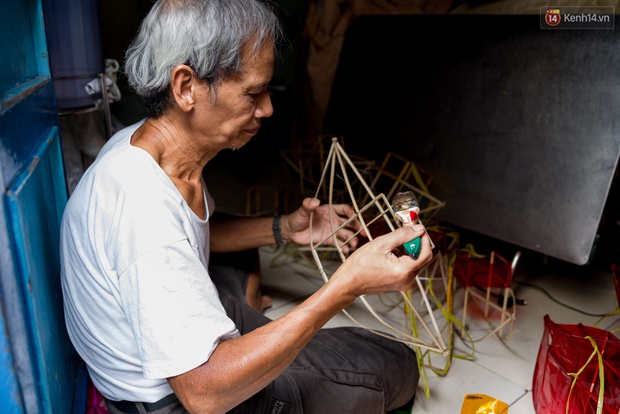 Chùm ảnh: Xóm lồng đèn giấy kính truyền thống ở Sài Gòn tất bật mùa Trung thu - Ảnh 12.