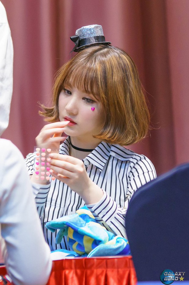 Các idol xứ Hàn tích cực sống ảo với kiểu makeup dính hoa khô và sticker lên mặt - Ảnh 10.