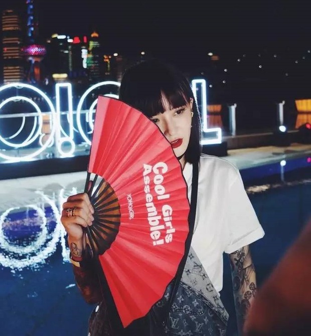 Có ai ngờ quạt giấy mà các cụ vẫn dùng nay lại là phụ kiện thời trang sang chảnh nhất hè này - Ảnh 13. Có ai ngờ quạt giấy mà các cụ vẫn dùng nay lại là phụ kiện thời trang sang chảnh nhất hè này - Ảnh 13.