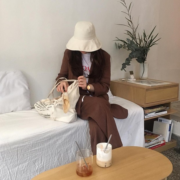 Mũ tai bèo hết hot, các cô nàng lại chuyển sang mũ tai bèo vành rộng hay ho và trendy hơn bội phần - Ảnh 15. Mũ tai bèo hết hot, các cô nàng lại chuyển sang mũ tai bèo vành rộng hay ho và trendy hơn bội phần - Ảnh 15.