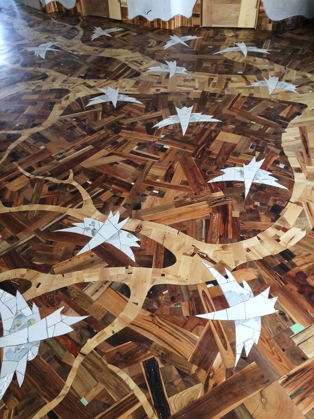 Thu thập các mảnh gỗ vụn bỏ đi, người đàn ông biến sàn nhà thành một tác phẩm nghệ thuật đẹp ngỡ ngàng - Ảnh 17.