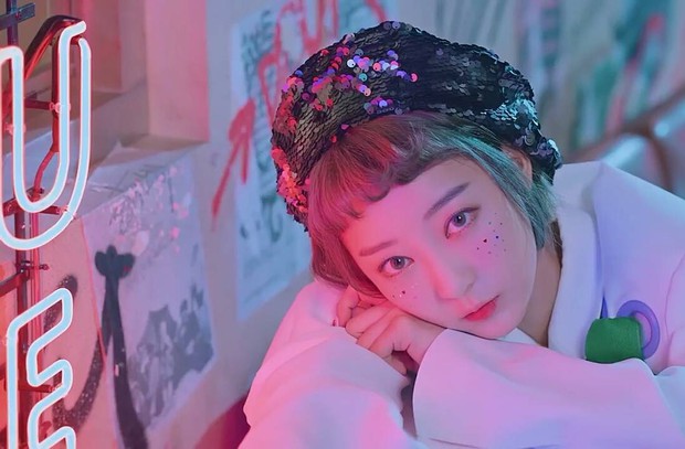 Các idol xứ Hàn tích cực sống ảo với kiểu makeup dính hoa khô và sticker lên mặt - Ảnh 13.
