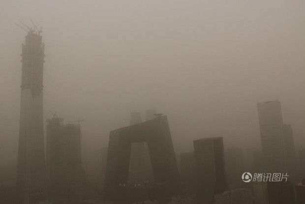 Chùm ảnh: Nhiều thành phố của Trung Quốc bị nhấn chìm trong cát bụi kỷ lục - Ảnh 8.