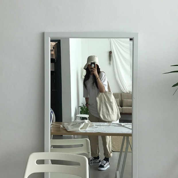 Mũ tai bèo hết hot, các cô nàng lại chuyển sang mũ tai bèo vành rộng hay ho và trendy hơn bội phần - Ảnh 17. Mũ tai bèo hết hot, các cô nàng lại chuyển sang mũ tai bèo vành rộng hay ho và trendy hơn bội phần - Ảnh 17.