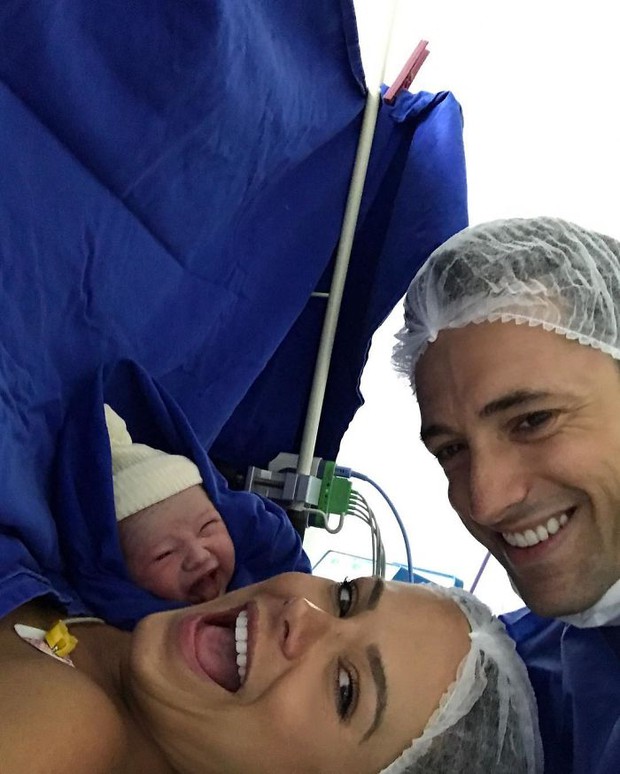 Mẹ chụp ảnh selfie ngay sau ca sinh mổ, nhiều người không nhịn được cười khi nhìn thấy cả gia đình - Ảnh 1.