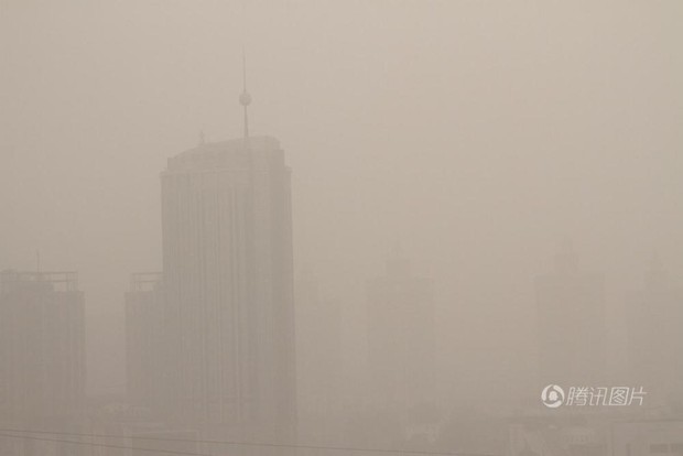 Chùm ảnh: Nhiều thành phố của Trung Quốc bị nhấn chìm trong cát bụi kỷ lục - Ảnh 7.