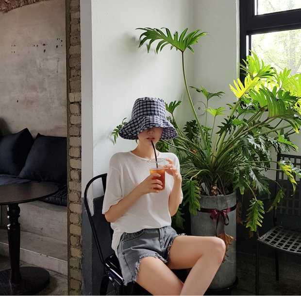 Mũ tai bèo hết hot, các cô nàng lại chuyển sang mũ tai bèo vành rộng hay ho và trendy hơn bội phần - Ảnh 18. Mũ tai bèo hết hot, các cô nàng lại chuyển sang mũ tai bèo vành rộng hay ho và trendy hơn bội phần - Ảnh 18.