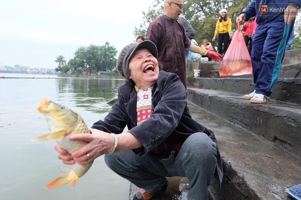 Người Hà Nội thả cá chép khủng tiễn Táo quân về trời - Ảnh 1.