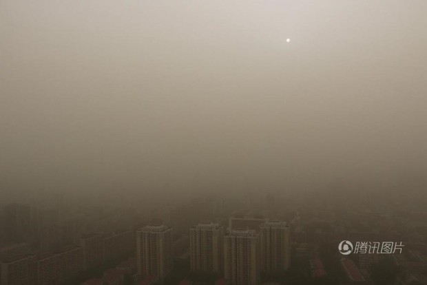 Chùm ảnh: Nhiều thành phố của Trung Quốc bị nhấn chìm trong cát bụi kỷ lục - Ảnh 9.