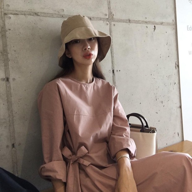 Mũ tai bèo hết hot, các cô nàng lại chuyển sang mũ tai bèo vành rộng hay ho và trendy hơn bội phần - Ảnh 19. Mũ tai bèo hết hot, các cô nàng lại chuyển sang mũ tai bèo vành rộng hay ho và trendy hơn bội phần - Ảnh 19.