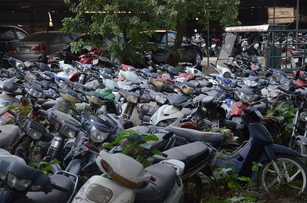 Không ai đến nhận, ô tô tiền tỷ và hàng ngàn xe máy phơi mưa nắng nhiều năm tại bãi xe vi phạm ở Hà Nội - Ảnh 1.