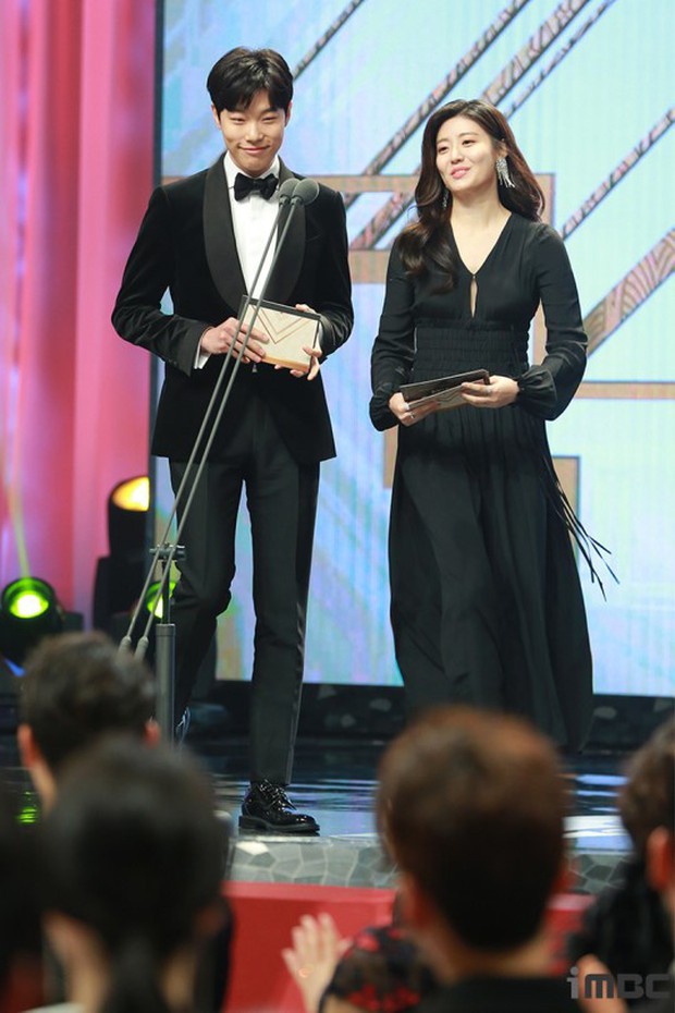 MBC Drama Awards 2017: Mẹ Kim Tan, Ha Ji Won rơi lệ vì nữ diễn viên có chồng bị sát hại dã man - Ảnh 7.