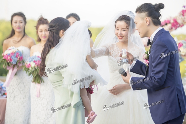 Thí sinh The Voice China quỳ xuống thổ lộ tình cảm với bạn gái kém 6 tuổi trong đám cưới - Ảnh 14.