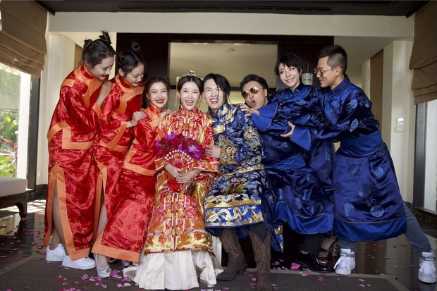 Thí sinh The Voice China quỳ xuống thổ lộ tình cảm với bạn gái kém 6 tuổi trong đám cưới - Ảnh 3.