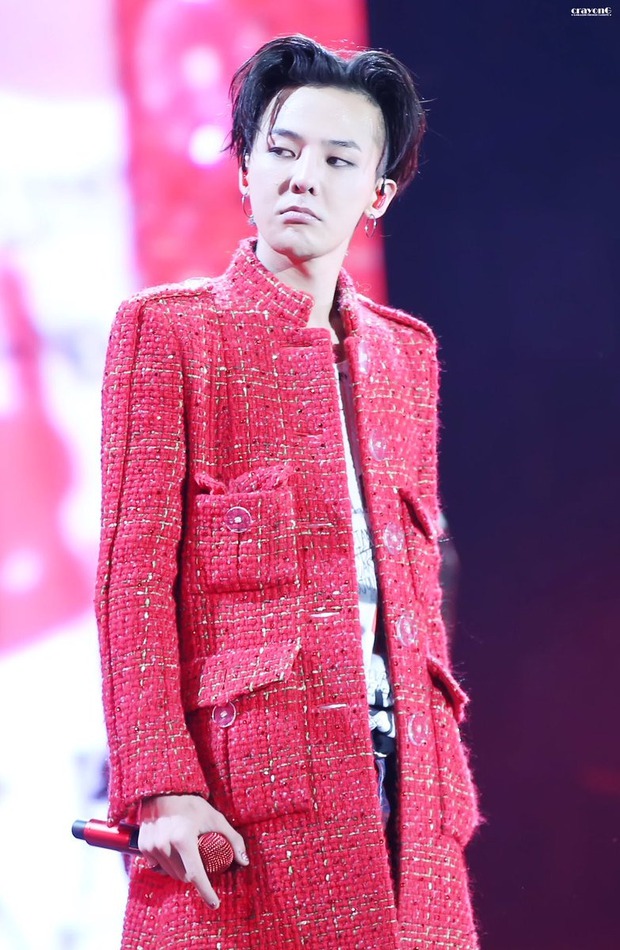 Loạt ảnh siêu ảo từ concert G-Dragon: Lúc chất phát ngất, lúc cười tít mắt, áo trễ hở ti - Ảnh 1.