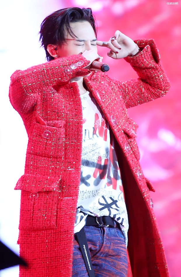 Loạt ảnh siêu ảo từ concert G-Dragon: Lúc chất phát ngất, lúc cười tít mắt, áo trễ hở ti - Ảnh 8.