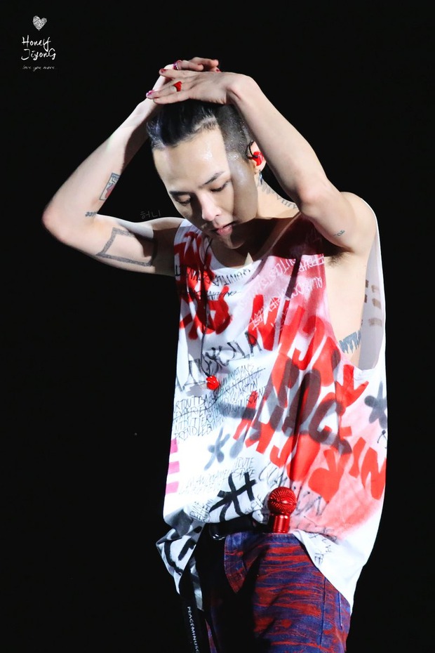 Loạt ảnh siêu ảo từ concert G-Dragon: Lúc chất phát ngất, lúc cười tít mắt, áo trễ hở ti - Ảnh 10.