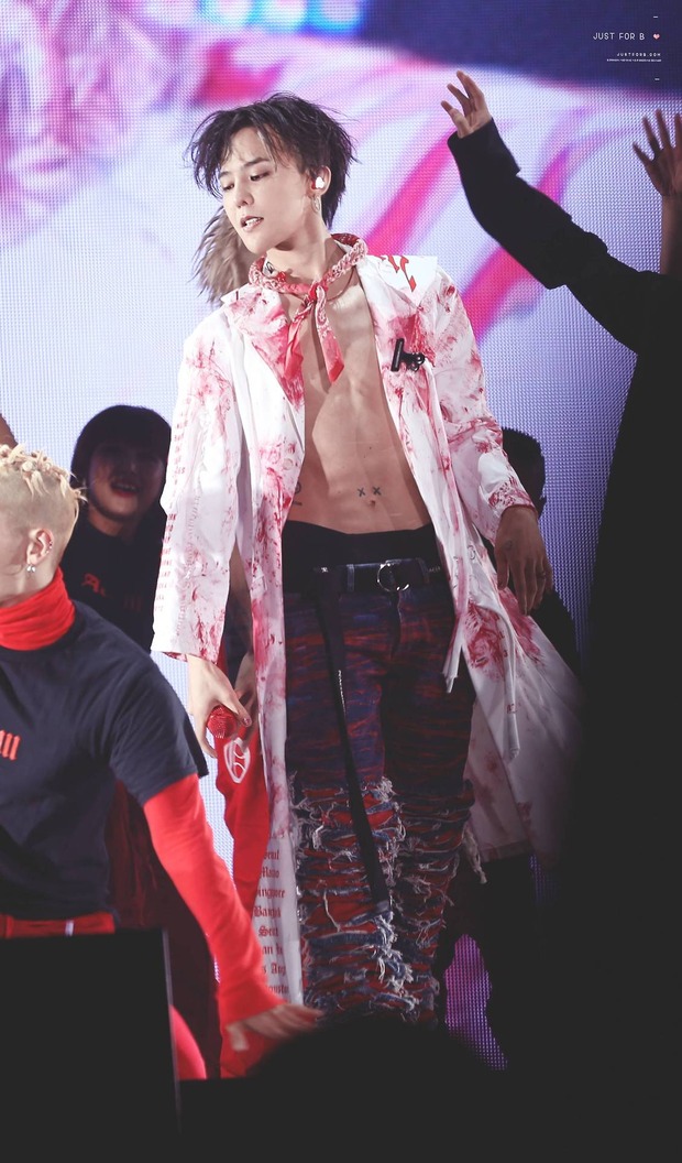 Loạt ảnh siêu ảo từ concert G-Dragon: Lúc chất phát ngất, lúc cười tít mắt, áo trễ hở ti - Ảnh 21.