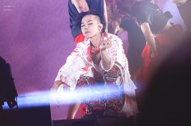 Loạt ảnh siêu ảo từ concert G-Dragon: Lúc chất phát ngất, lúc cười tít mắt, áo trễ hở ti - Ảnh 26.