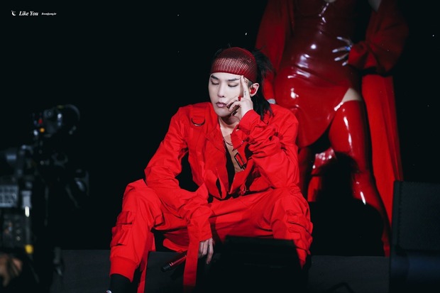 Loạt ảnh siêu ảo từ concert G-Dragon: Lúc chất phát ngất, lúc cười tít mắt, áo trễ hở ti - Ảnh 12.