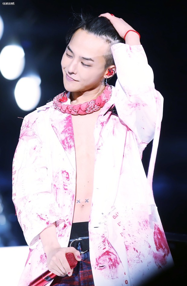 Loạt ảnh siêu ảo từ concert G-Dragon: Lúc chất phát ngất, lúc cười tít mắt, áo trễ hở ti - Ảnh 30.