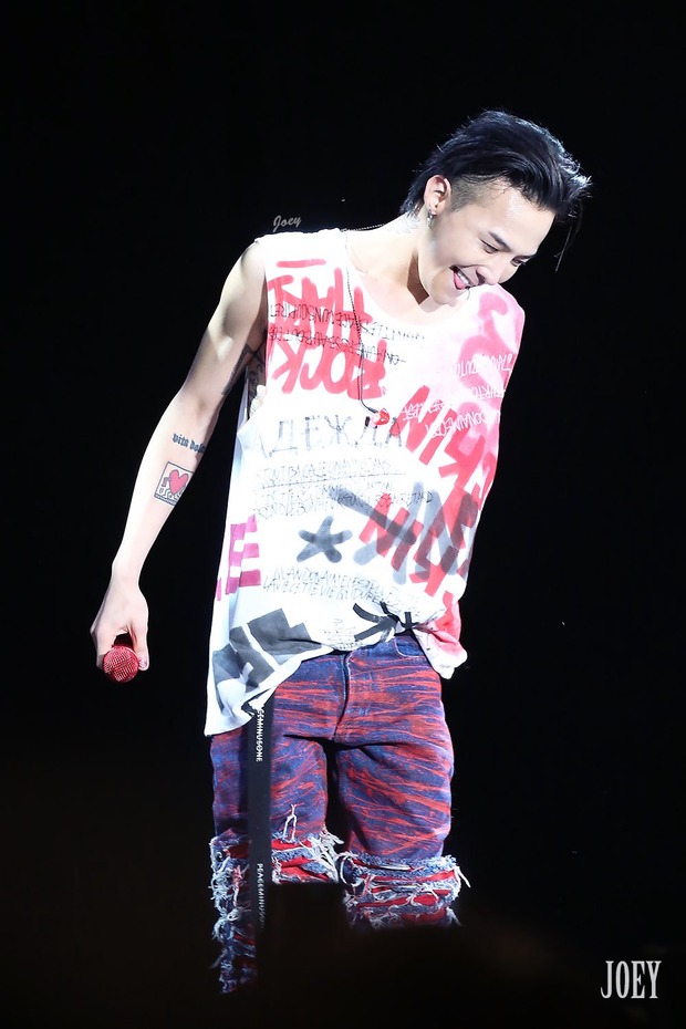 Loạt ảnh siêu ảo từ concert G-Dragon: Lúc chất phát ngất, lúc cười tít mắt, áo trễ hở ti - Ảnh 28.