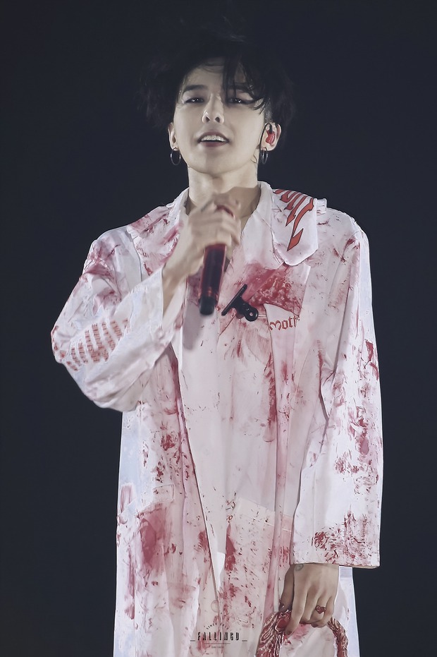 Loạt ảnh siêu ảo từ concert G-Dragon: Lúc chất phát ngất, lúc cười tít mắt, áo trễ hở ti - Ảnh 43.