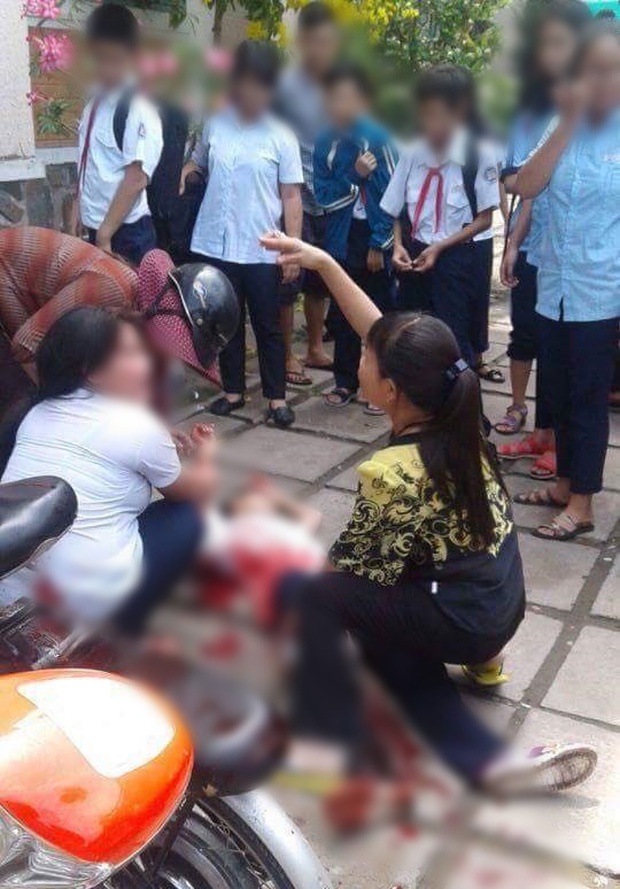 Bị đánh hội đồng, nữ sinh lớp 6 ở Sài Gòn rút hung khí đâm loạn xạ khiến nhiều học sinh bị thương - Ảnh 1.