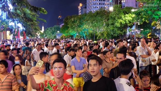 Biển người đổ về phố đi bộ Nguyễn Huệ tham dự đêm nhạc EDM với sự góp mặt của các DJ hàng đầu thế giới  - Ảnh 4.
