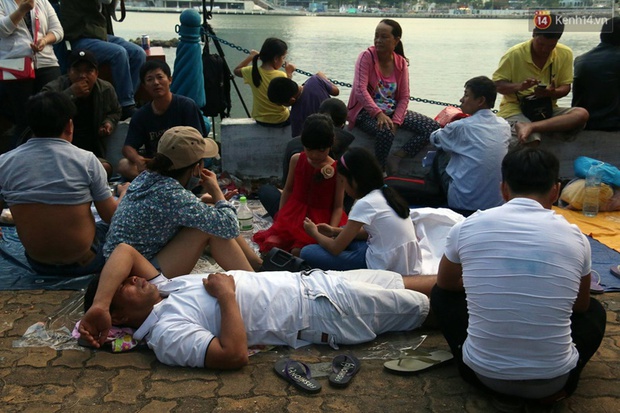 Người lớn, trẻ nhỏ trải bạt nằm la liệt trên bờ sông Hàn từ chiều để chờ xem Lễ hội pháo hoa quốc tế 2017 - Ảnh 6.