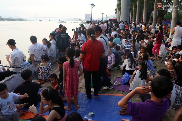 Người lớn, trẻ nhỏ trải bạt nằm la liệt trên bờ sông Hàn từ chiều để chờ xem Lễ hội pháo hoa quốc tế 2017 - Ảnh 2.