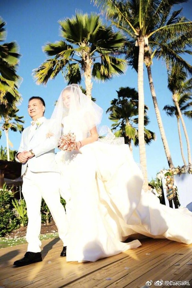 Đám cưới hot nhất Cbiz: An Dĩ Hiên cùng đại gia Macau trao nhau nụ hôn, Trần Kiều Ân bắt được hoa cưới - Ảnh 14.