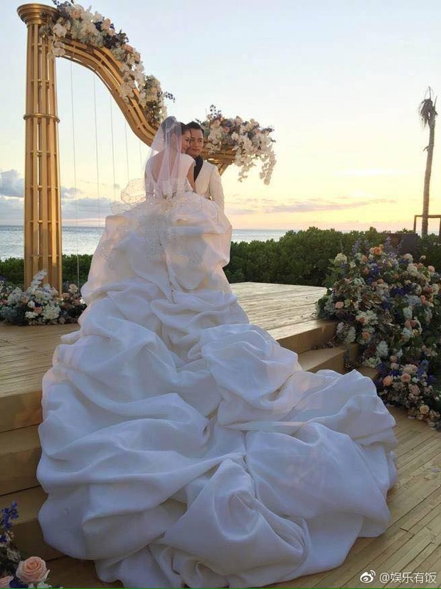 Đám cưới hot nhất Cbiz: An Dĩ Hiên cùng đại gia Macau trao nhau nụ hôn, Trần Kiều Ân bắt được hoa cưới - Ảnh 15.