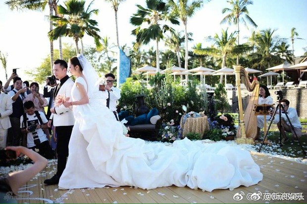 Đám cưới hot nhất Cbiz: An Dĩ Hiên cùng đại gia Macau trao nhau nụ hôn, Trần Kiều Ân bắt được hoa cưới - Ảnh 18.