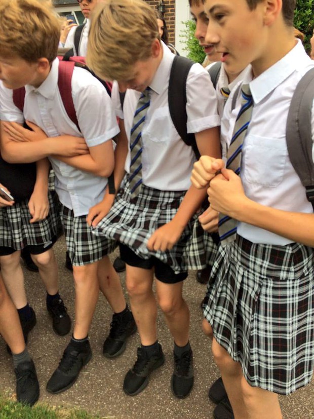 Nắng nóng quá sức chịu đựng, nam sinh Anh rủ nhau mặc váy đi học - Ảnh 5.