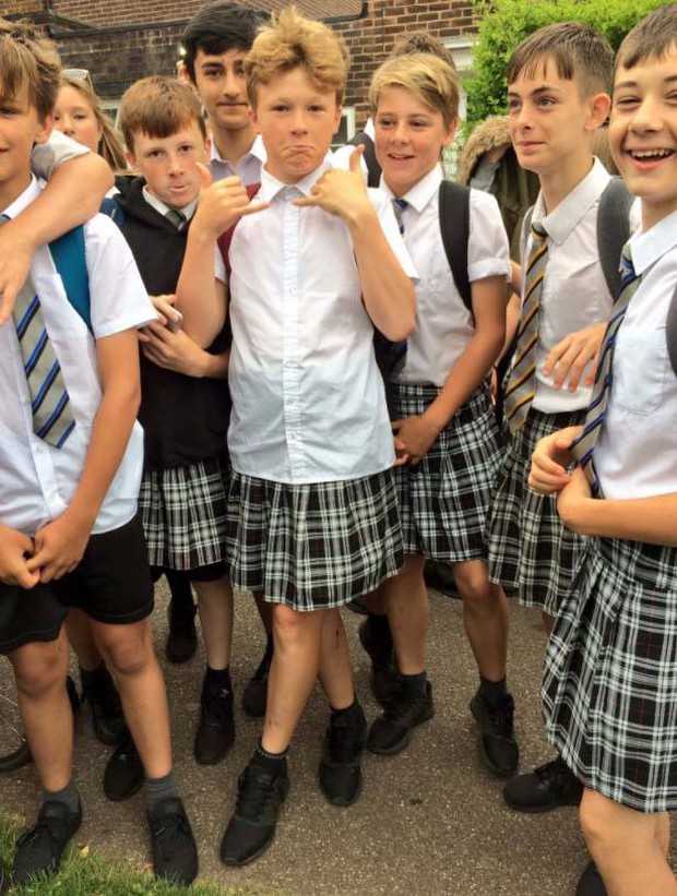 Nắng nóng quá sức chịu đựng, nam sinh Anh rủ nhau mặc váy đi học - Ảnh 8.