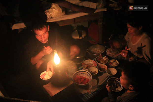 Hai ngày sau khi cơn bão số 12 đi qua, người dân Khánh Hòa vẫn chật vật sống trong bóng đêm vì mất điện - Ảnh 13.