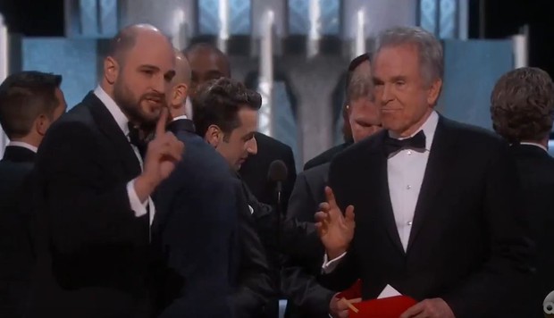 Dân mạng đang xôn xao về sự cố trao nhầm giải Oscar như scandal tại Hoa hậu Hoàn vũ - Ảnh 2.
