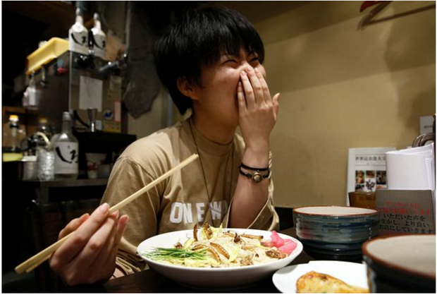Nếu bạn nghĩ mình chẳng sợ ăn gì, hãy thử món mì Ramen côn trùng Nhật Bản này đi - Ảnh 3.
