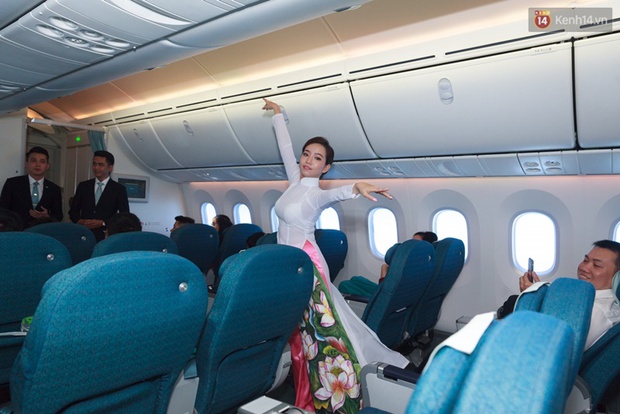 Hành khách thích thú khi tiếp viên Vietnam Airlines trình diễn áo dài trên chuyến bay hòa bình vào ngày 30/4 - Ảnh 8.