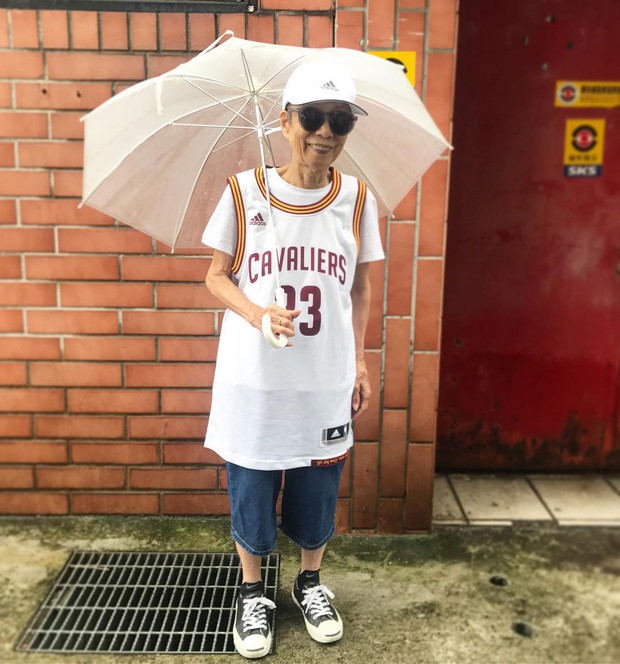 Chỉ 2 tuần sau khi xuất hiện trên Instagram, cụ bà 88 tuổi này đã trở thành hiện tượng thời trang xứ Đài - Ảnh 2.